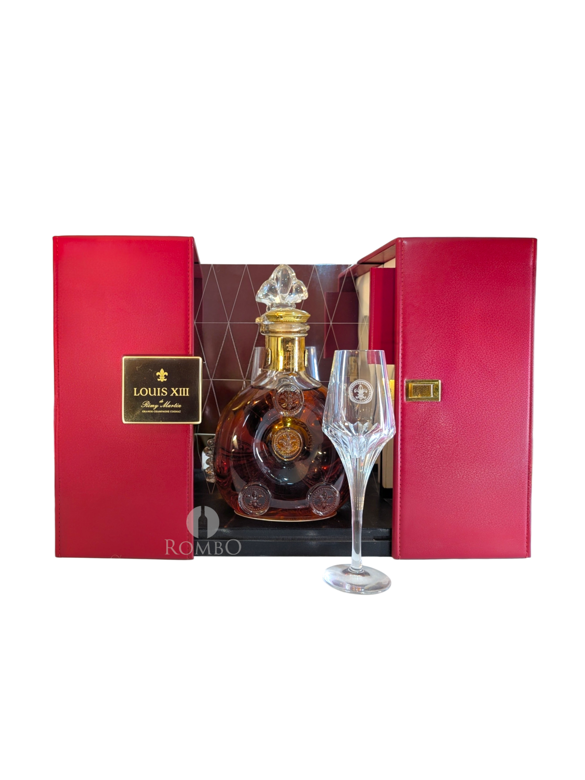 Rémy Martin Louis XIII Cognac - karaffel og glas i åben rød gaveæske