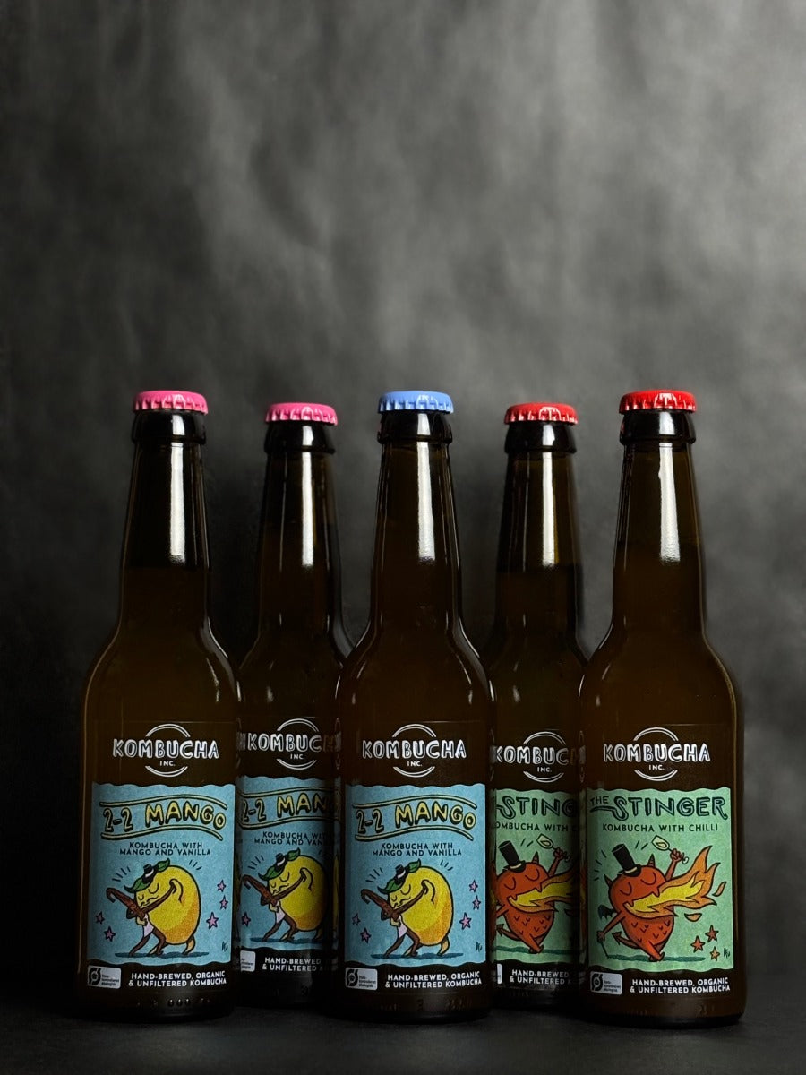 Fem flaskor från Kombucha Inc. med olika varianter