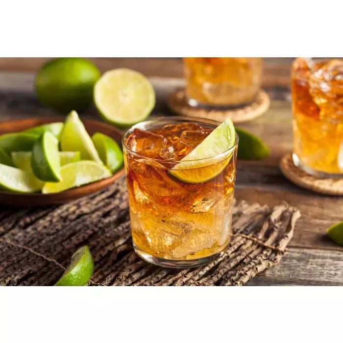 Dark n’ Stormy i glas med is och lime