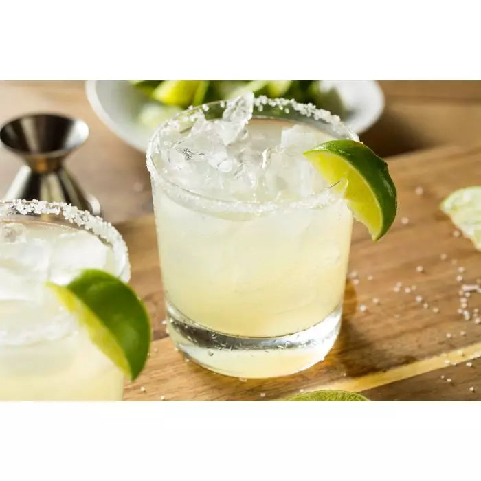 Margarita i glas med saltkant och lime