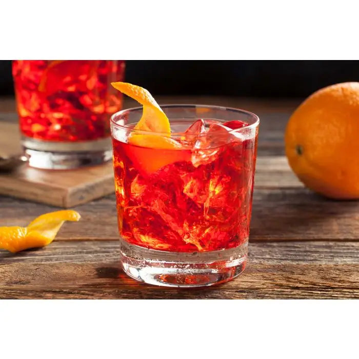 Negroni i glas med is och apelsinskal