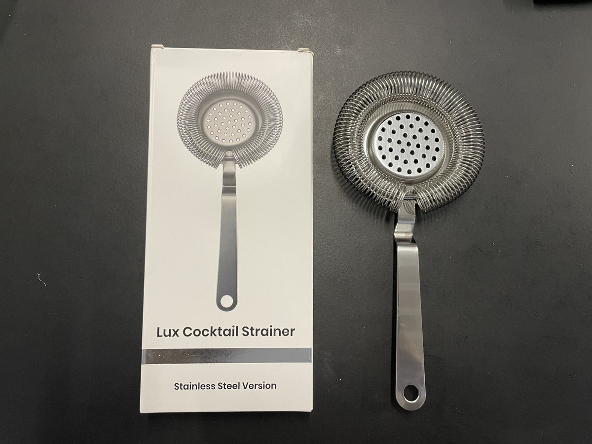 Nordicbar-strainer i stål bredvid asken
